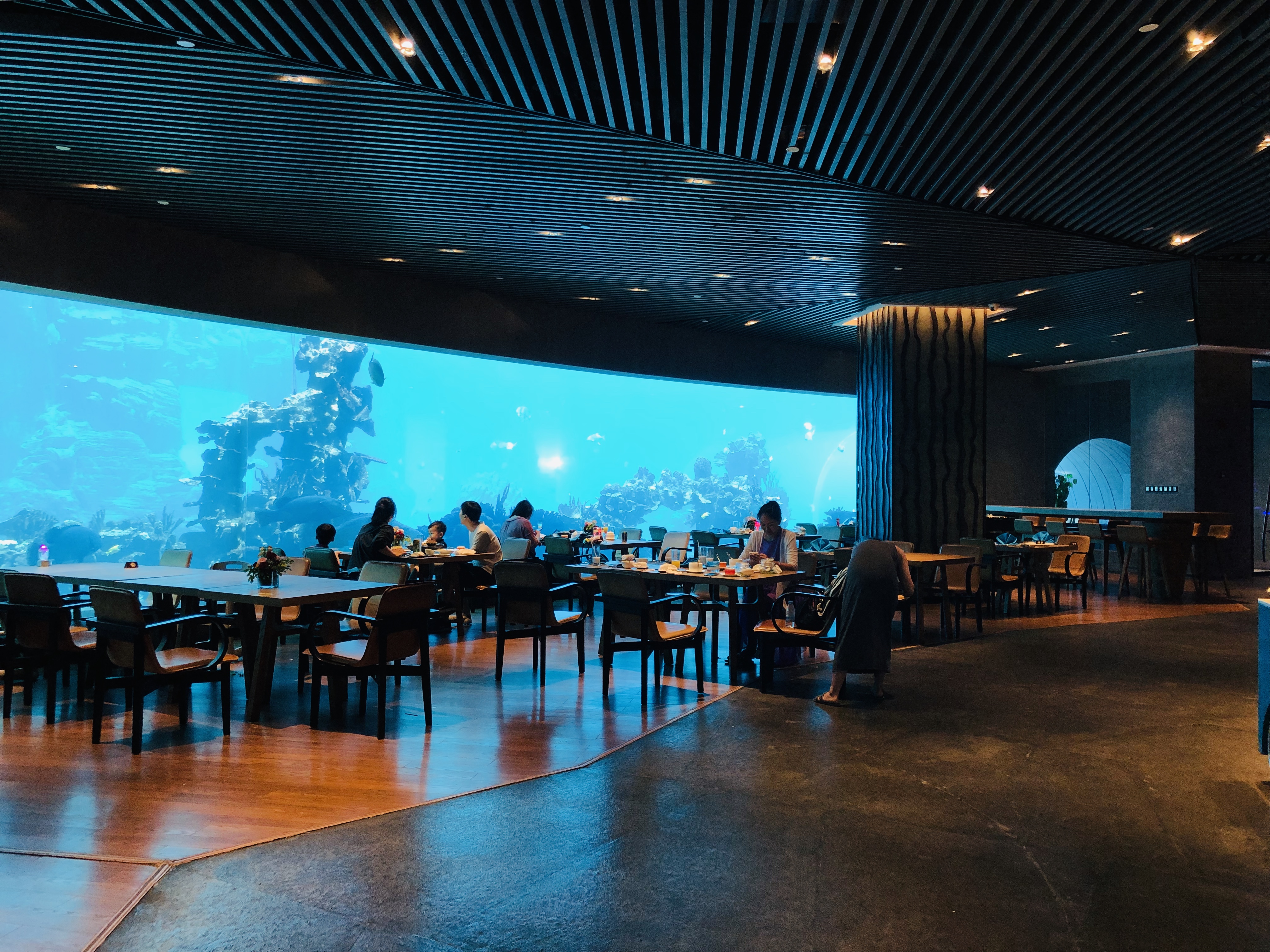 三亚亚特兰蒂斯另一个浪漫的打卡地就是奥西亚诺海底餐厅。环境超赞