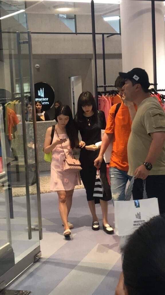 lisa与友人在泰国逛商场偶遇图