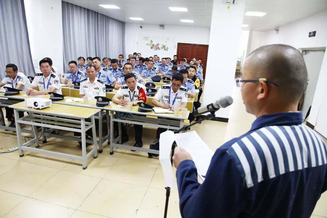 服刑人员进行现身说法警示教育活动.