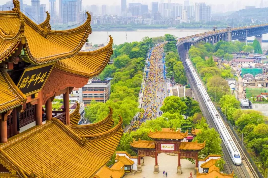 武汉马拉松与黄鹤楼,长江大桥,高铁同框,摄影师陈卓
