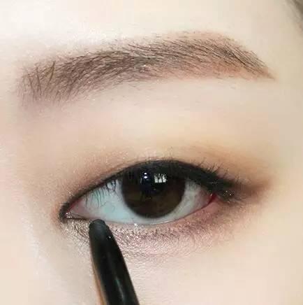 单眼皮适合什么眼妆比较好看 8417b836d7e04a7b905c711126c48e76.jpeg