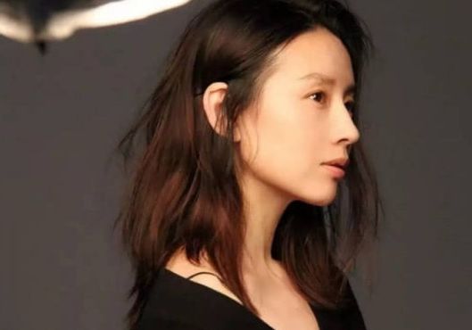 本以为董洁的侧颜无人能敌,直到同框景甜,一个