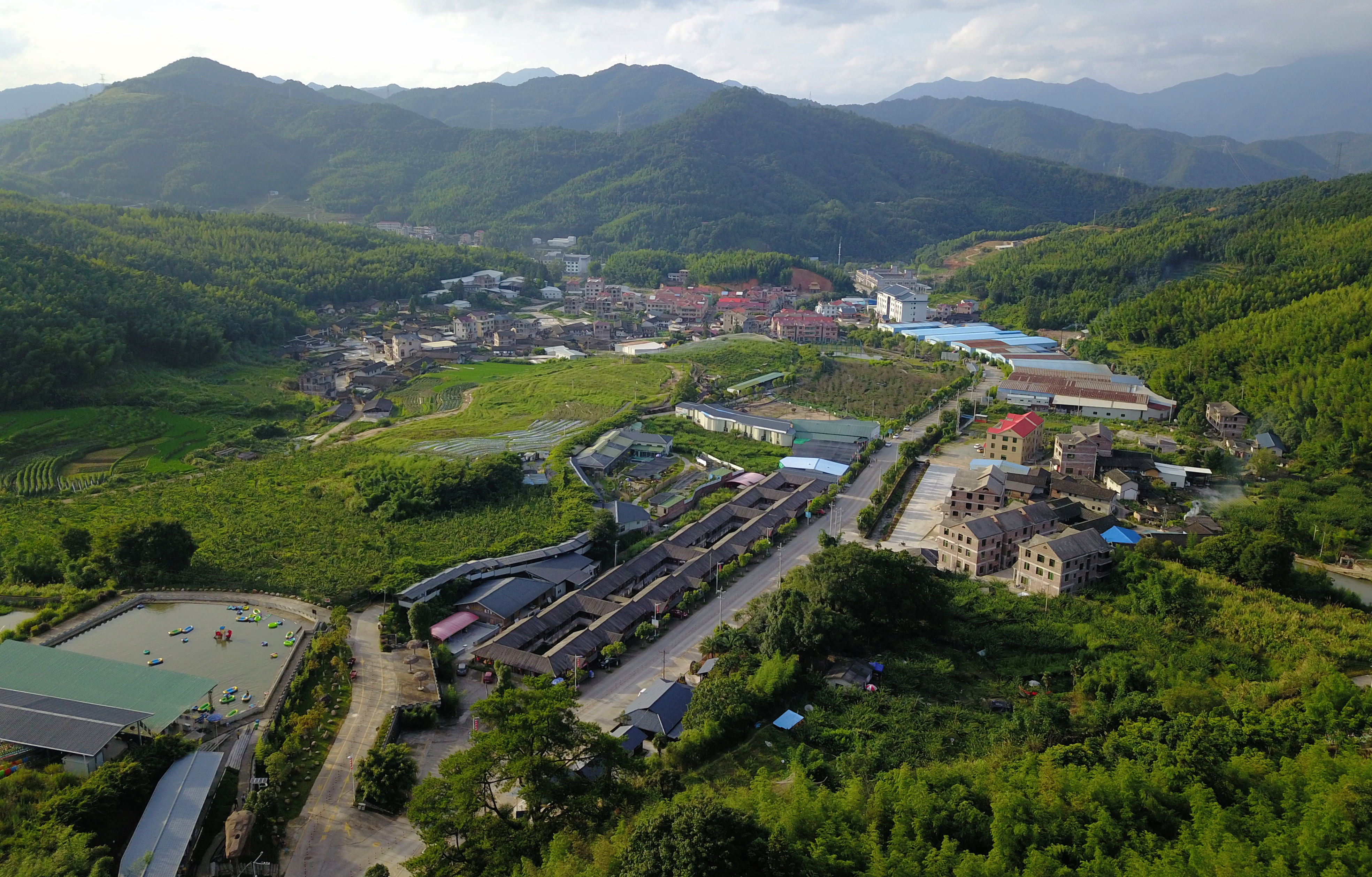 培斜村位于福建省龙岩市新罗区小池镇,上世纪九十年代还是省级贫困村.