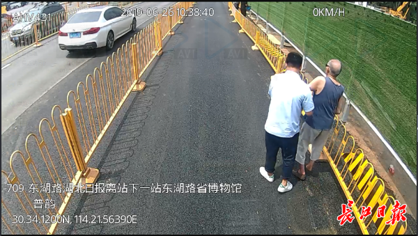 公交司机运营中两次下车却赢得乘客点赞 还有1000元奖励 99真人赌钱
