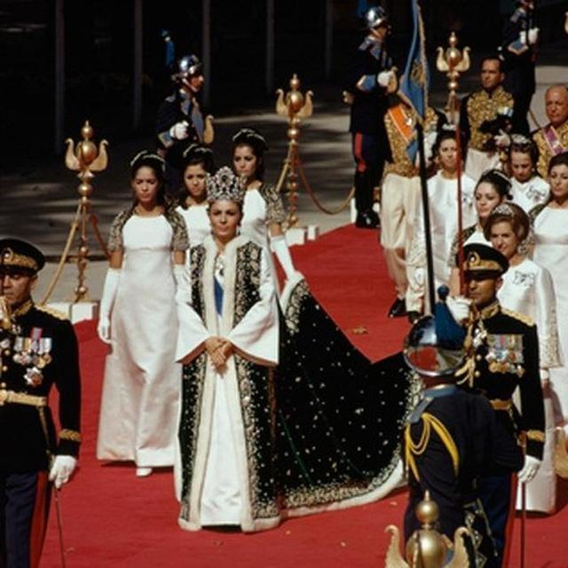 1967年伊朗国王加冕礼罕见彩照国王为王后戴凤冠场面十分震撼