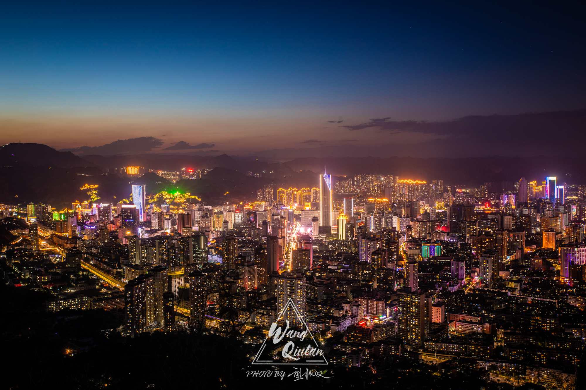 皋兰山之上的兰州城夜景,仿佛太平山顶俯瞰香港中环