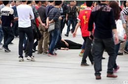 【热点聚焦】宝应一村民和别人吵嘴,觉得中间人在拉架时有所偏袒,竟怒打拉架人... 老葡京网上娱乐