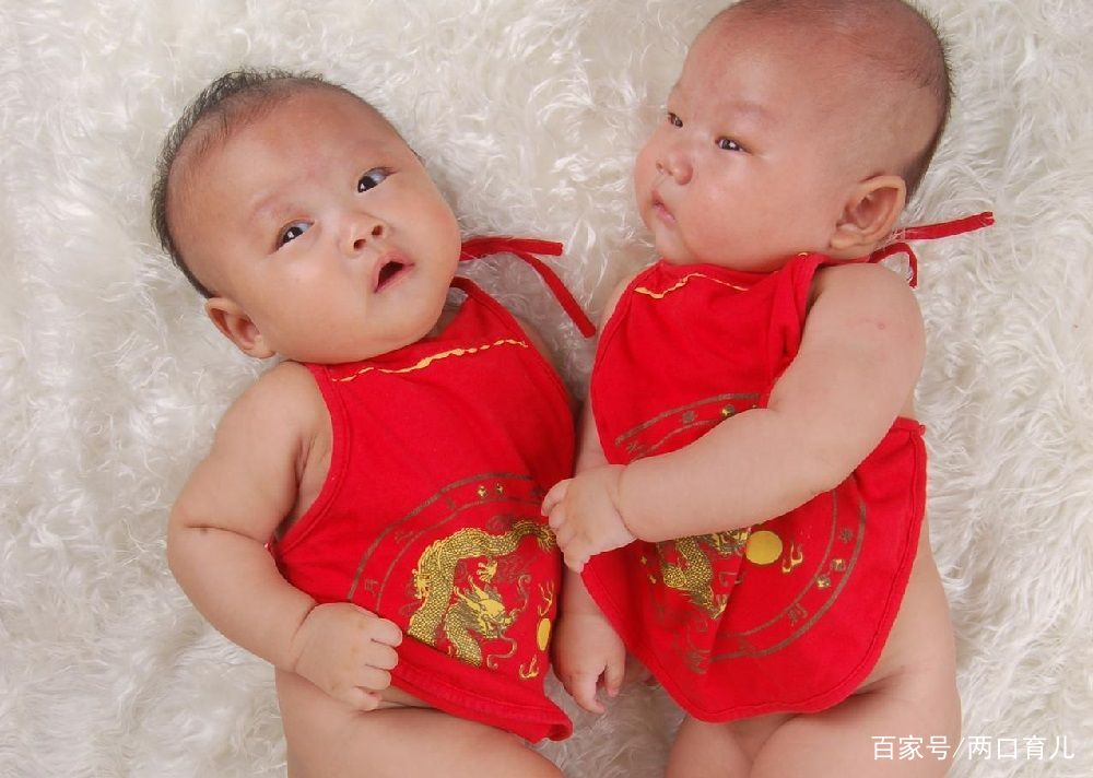 双胞胎越长越不像,丈夫起疑偷偷做亲子鉴定,报告结果让他内疚