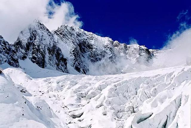 玉龙雪山简介和历史 a35d1d6134b6408f9038599b81286c87.jpeg