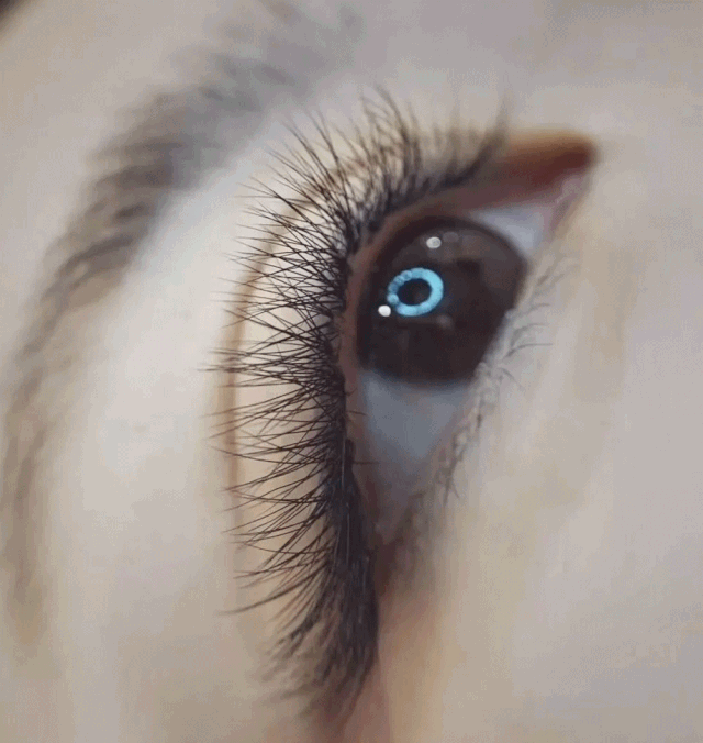 配上美美的连衣裙 作为一名对自己形象一丝不苟的小仙女