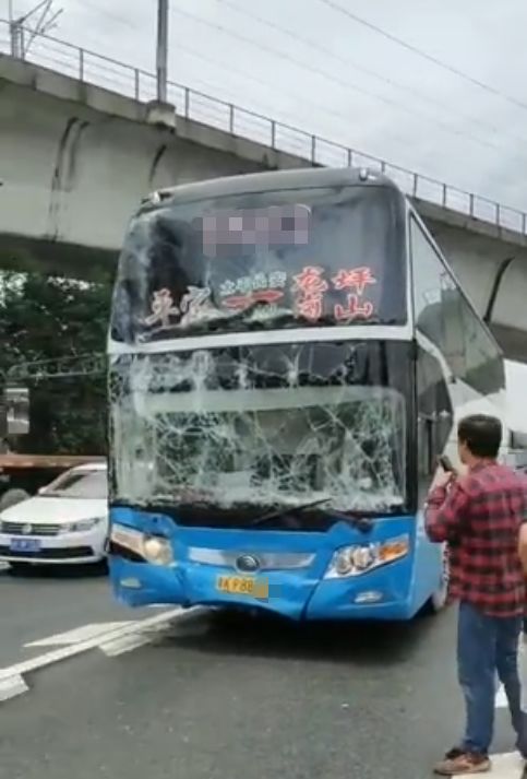 平定至深圳大巴在顺德立交出车祸有中垌人坐到这台车