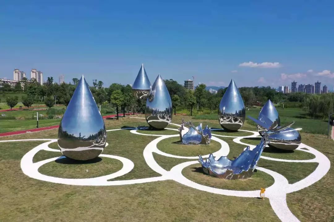 这组雕塑群被命名为"水之源",是天汉湿地公园中"水文化"为主题的雕塑