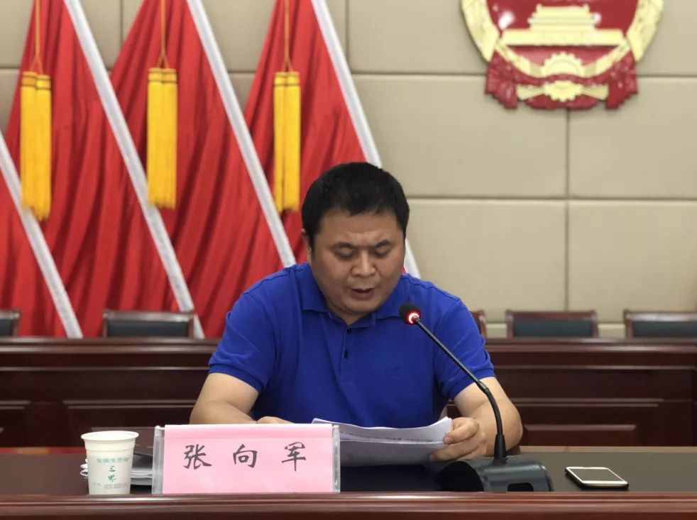 镇党委副书记张向军宣读《嵊州市人民政府关于同意三界镇行政村规模