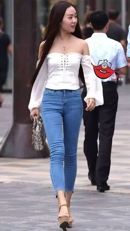 街拍美女:紧身牛仔裤,高挑漂亮的小姐姐,真的太可爱了