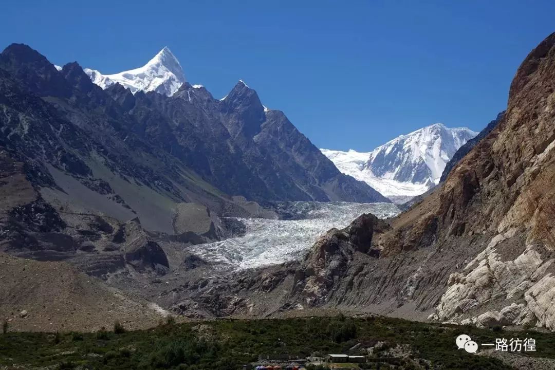 其中巴托拉冰川是世界上垂直落差最大的冰川典型的喀喇昆仑式的直冲