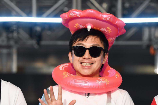 邓超孙俪携儿女首次公开亮相,邓超和儿子好绅士,小花神似孙俪 澳门皇冠盘口