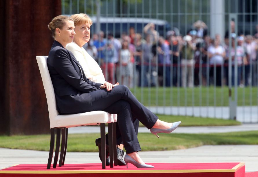 丹麦新任首相到访德国默克尔主持欢迎仪式