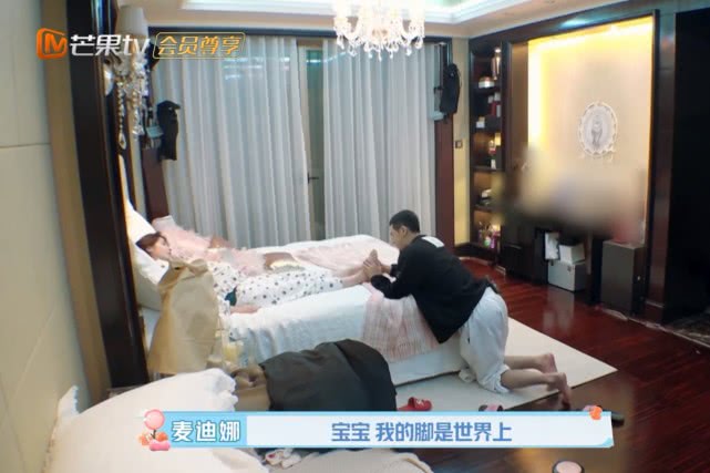 姜潮给麦迪娜按脚妈妈突然出现,谁留意妈妈表情?网友