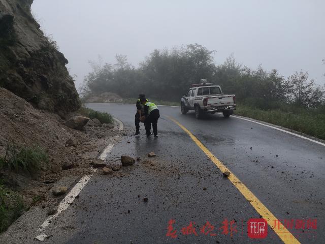 云南泸水市一公路连续塌方近50辆车受困,民警雨夜紧急施救 乐虎国际娱乐e68