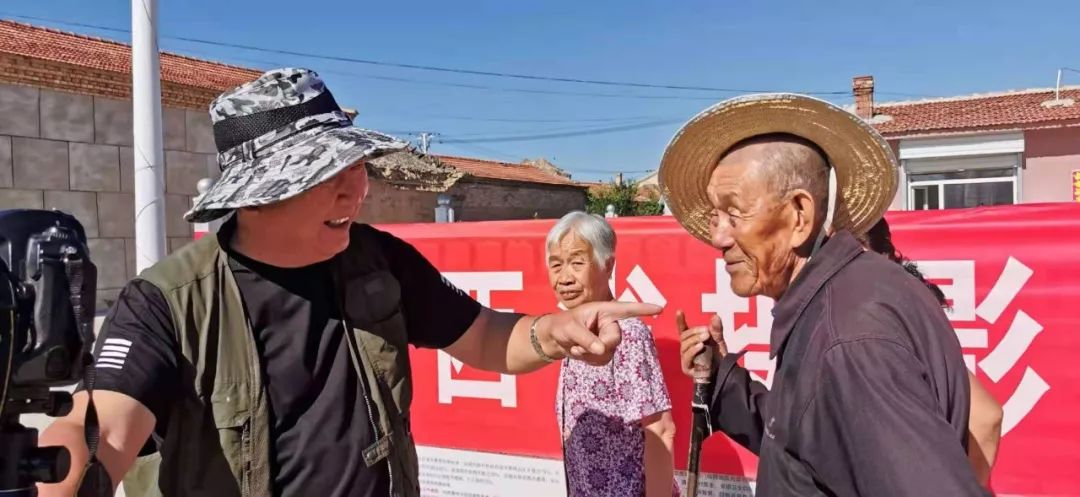 7月12日下午,在大同市浑源县蔡村镇文家庄唱大戏的现场,乡亲们领到了