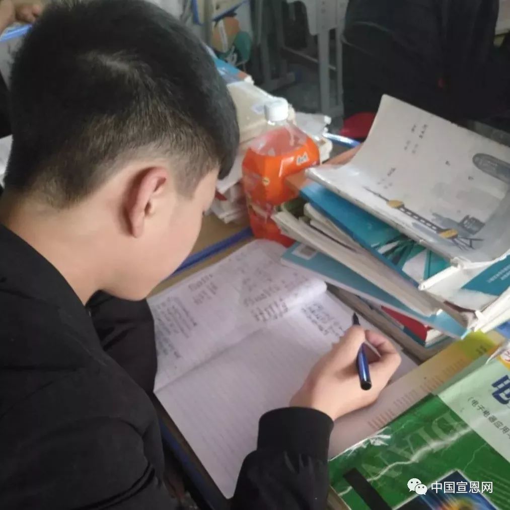 只要有节假日,熊丰财都会回到离宣恩县城很远的老家