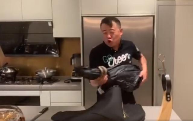 周立波罕露面心情大好,与妻子当街手舞足蹈! pp电子游戏平台
