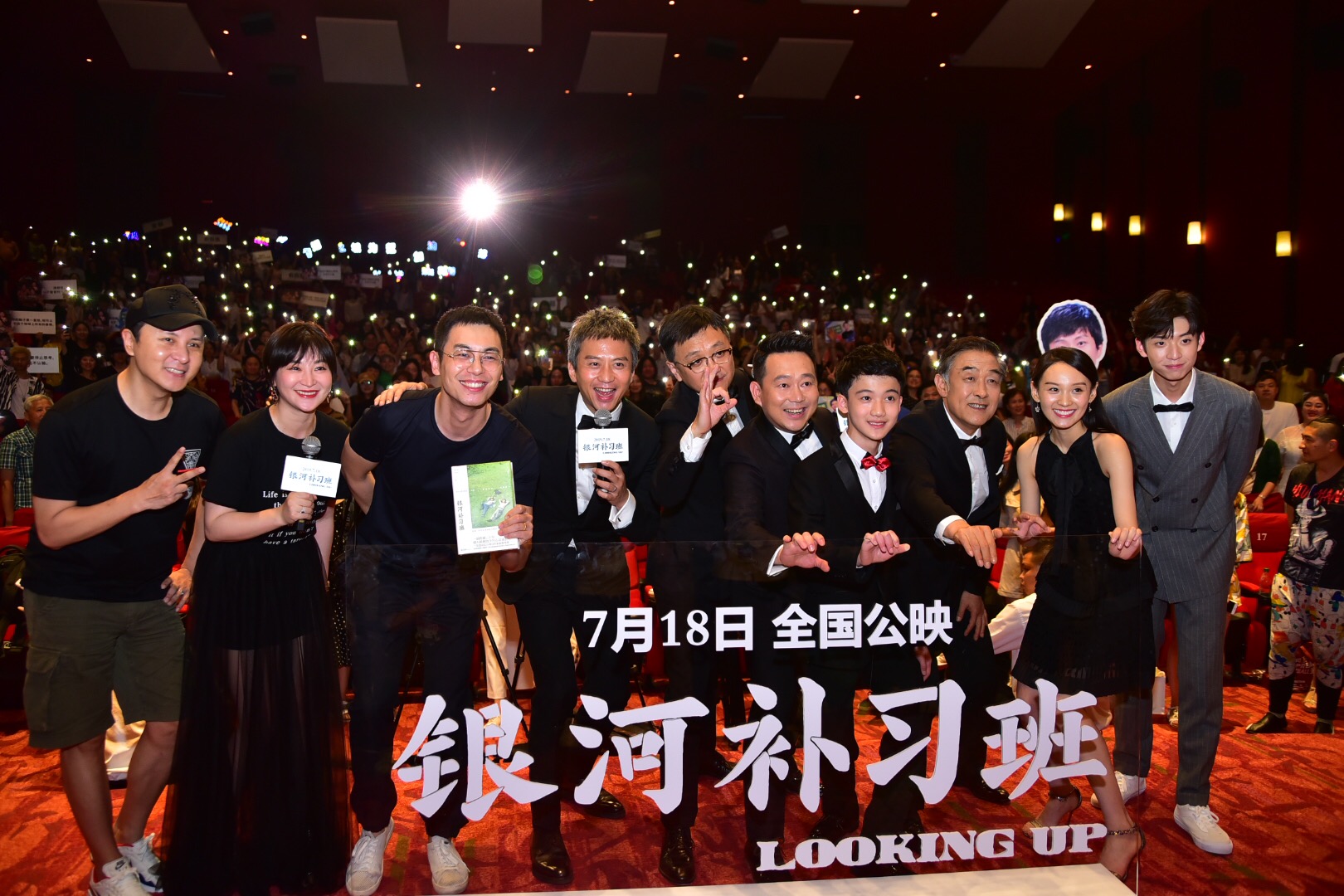 孙俪携儿女参加邓超的首映礼,两兄妹首次正面同框,仿佛是双胞胎 bt365亚洲