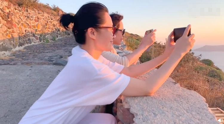 许晴和姐姐海边拍最美夕阳,你在看美景,桥上的人却在看最美的你 银河娱乐网站