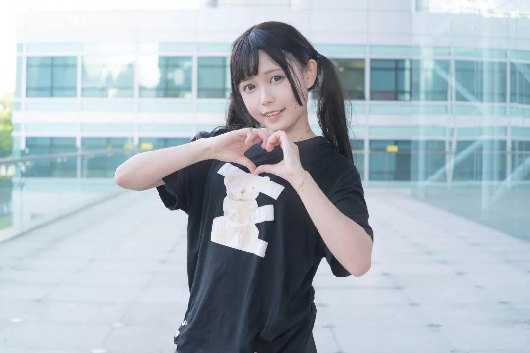深圳动漫节首届idol爱豆大赛线下海选赛 评委分别为 b站知名up主小唯