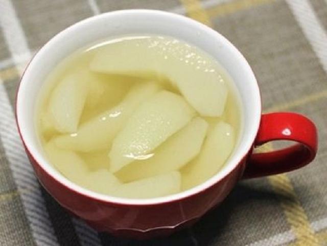                     早上起床一直咳嗽，我给孩子送来一碗水，咳立止！