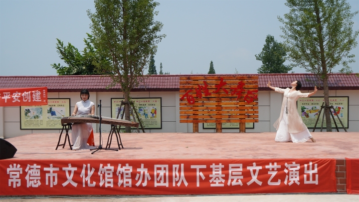 舞蹈《龙船调》,澧县文化馆文化志愿者表演的小品《寸土不让》,鼓盆
