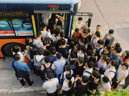 乘坐公交车时,这个座位最不
