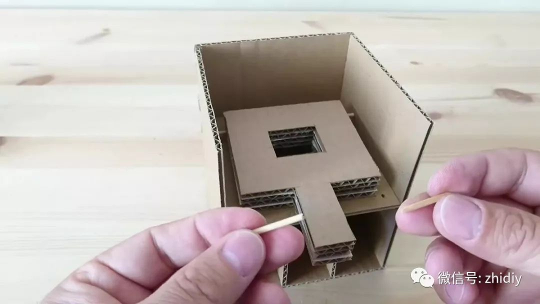 旧物利用 | 一个纸箱子   一些糖果,就能 diy 成一个机关小游戏 (附