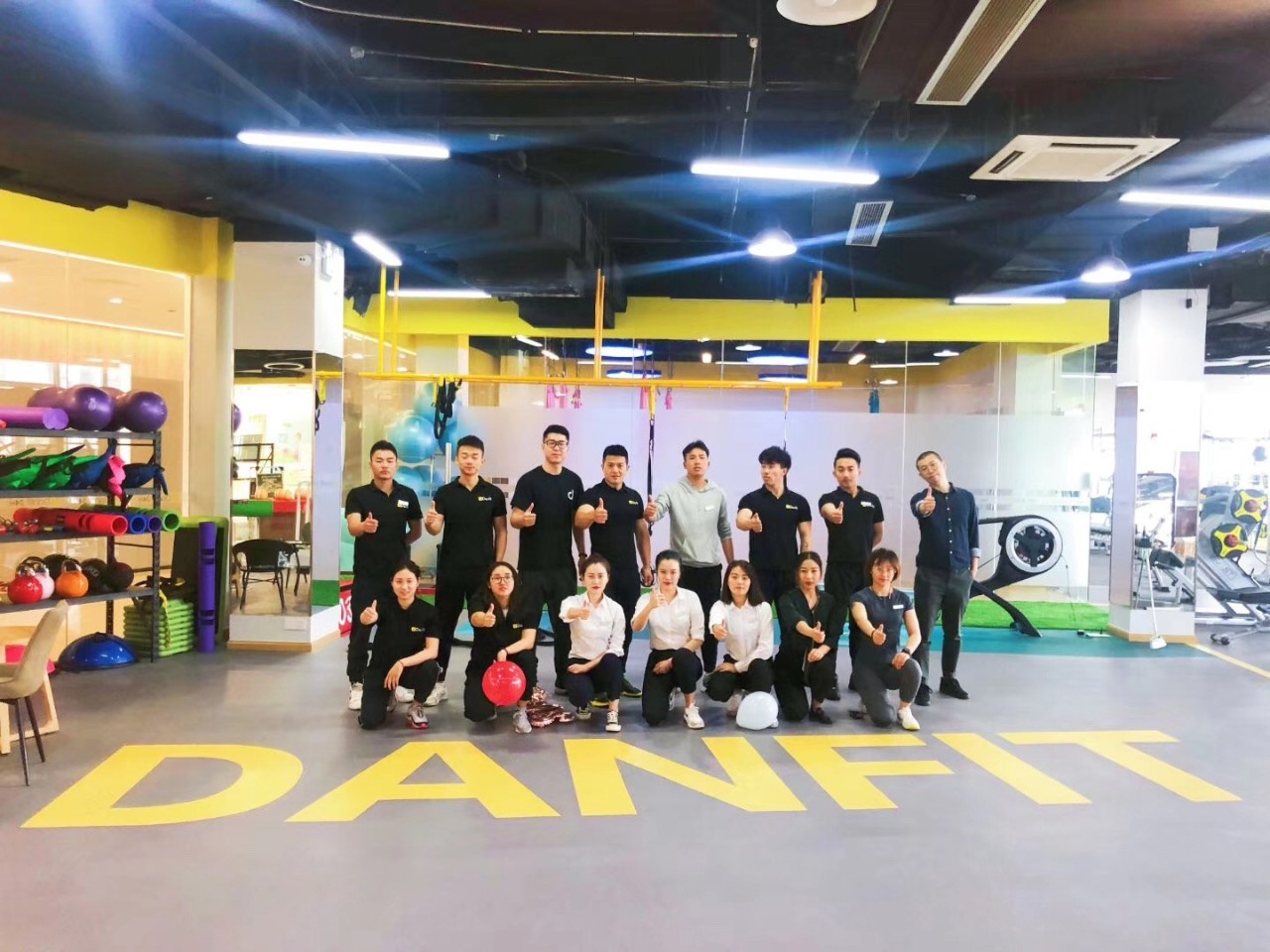 「坚蛋」趣评 | 80后、90后的社交模式:朋友,一