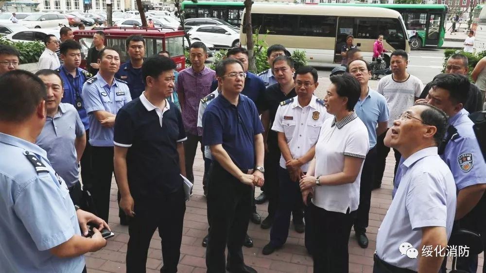 绥化市常务副市长李锡文带队检查九小场所消防安全工作