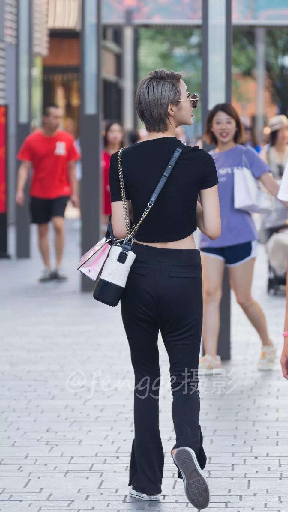 短发美女,一身黑衣爱拍照,小t恤紧身裤大秀性感小蛮腰