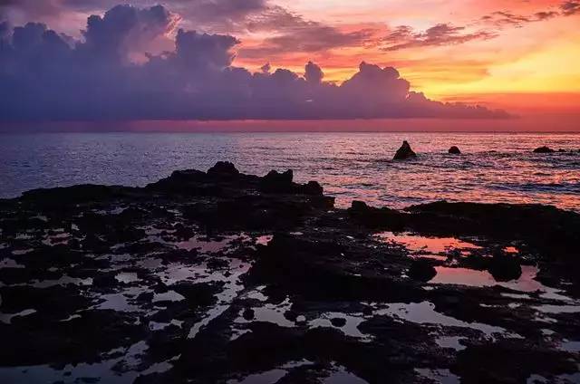 夕阳下的火山海岸会让人一眼惊艳,大海美得无与伦比.