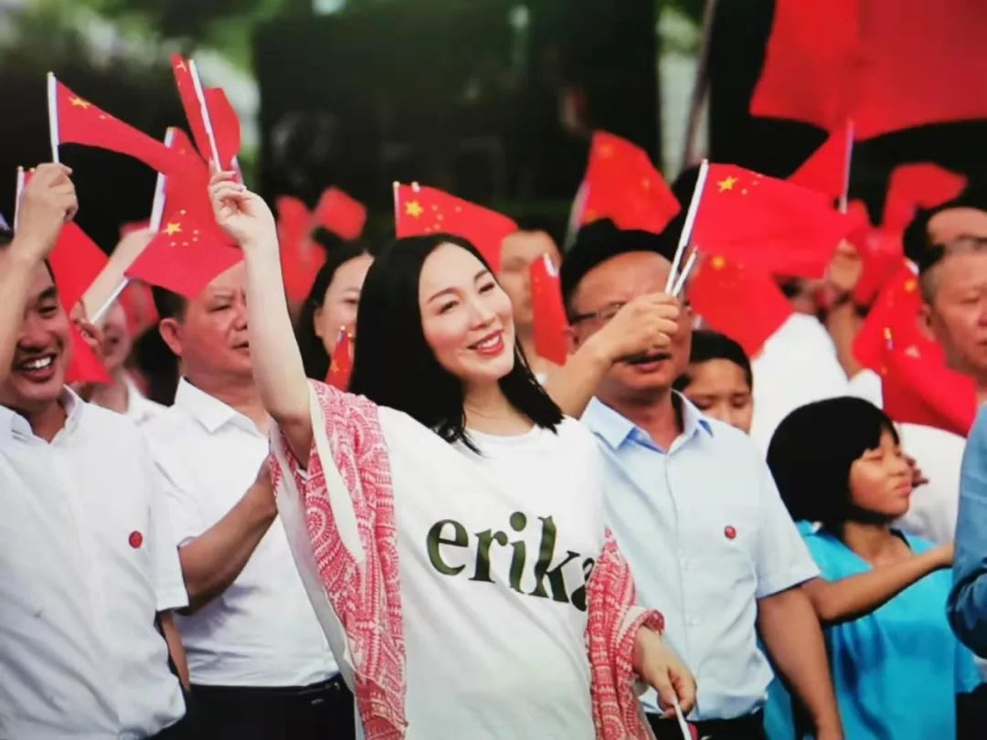 万人快闪《我和我的祖国》 燃动市民爱国激情