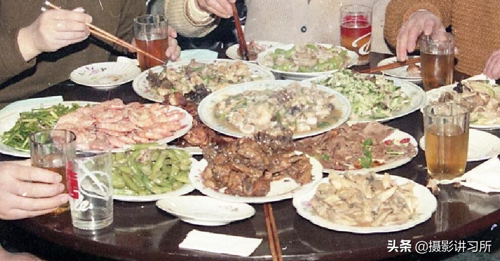 八十年富家餐桌—紫铜火锅涮肉 鸡鸭鱼肉不可少 奶油蛋糕也会有
