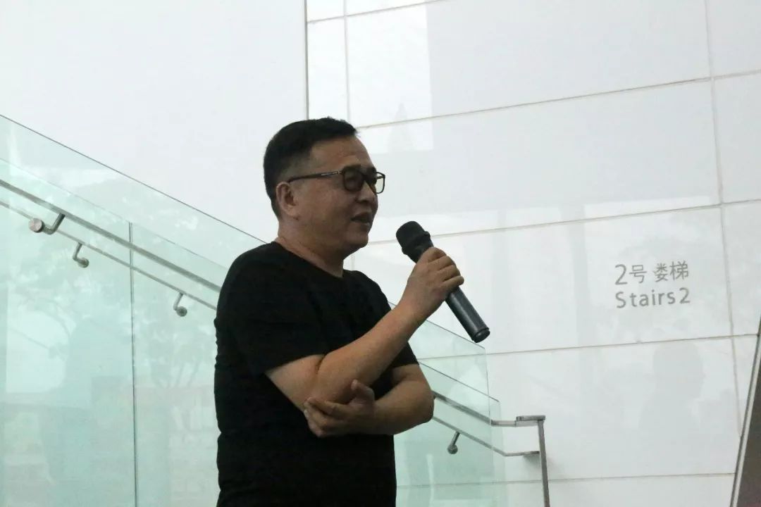 湖北美术学院学术委员会主任魏光庆上台宣布展览正式开幕