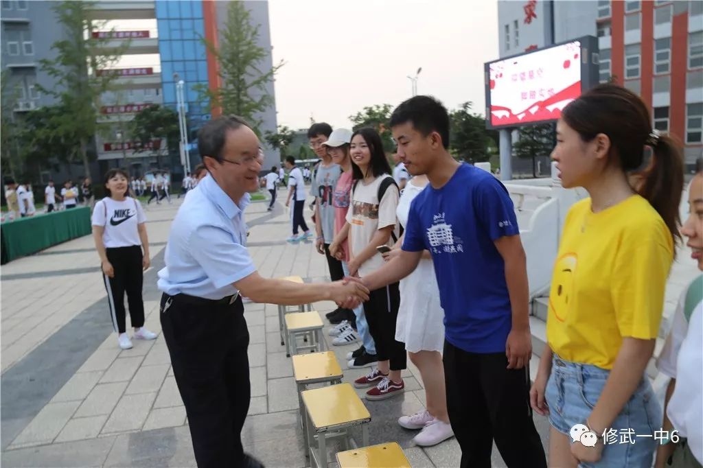 7月12日下午,修武一中迎来了8位北大学子.