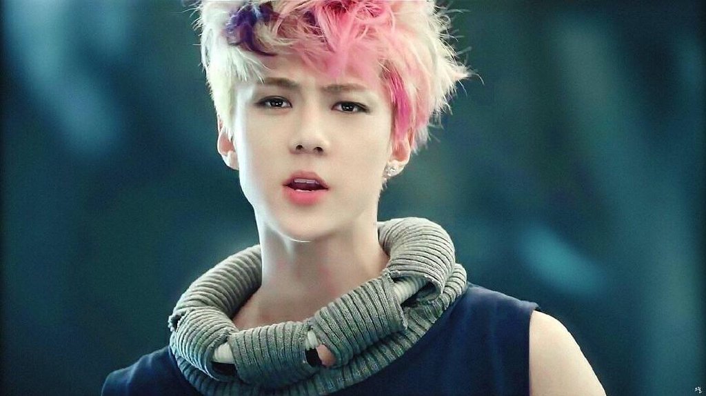 冷知识科普--《狼与美女》MV中世勋衣领一圈