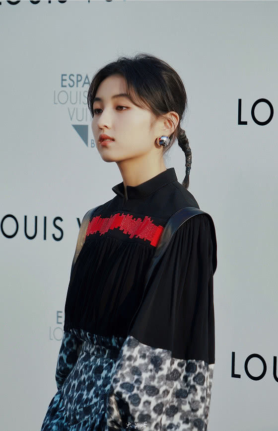 张子枫身穿黑色印花连衣裙出席活动 扎小辫诠释青涩女孩独特魅力