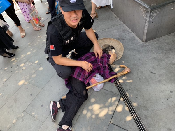 警探号丨八旬老人中暑晕倒 特警小伙“公主抱”送医 诚博国际娱乐的官网