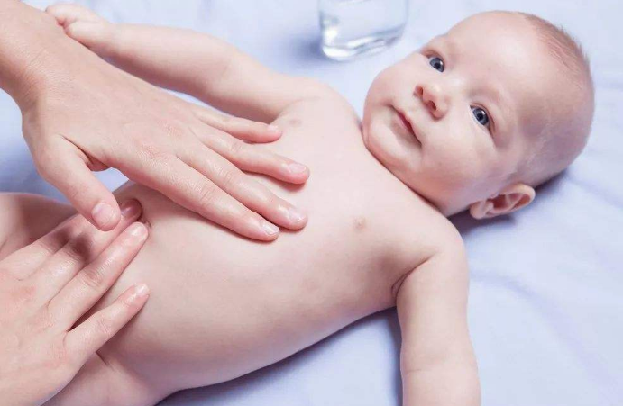                     原创            频繁吐奶、肚子胀气，宝宝被过度喂养的3种表现，父母别不在意