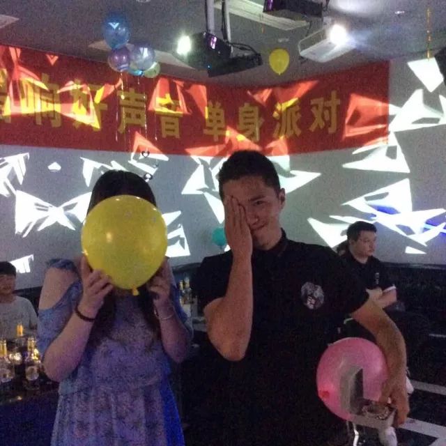 还有傲娇熊互动取乐摇骰抖牌喝酒划拳百乐门之巅酒饮美食一应俱全