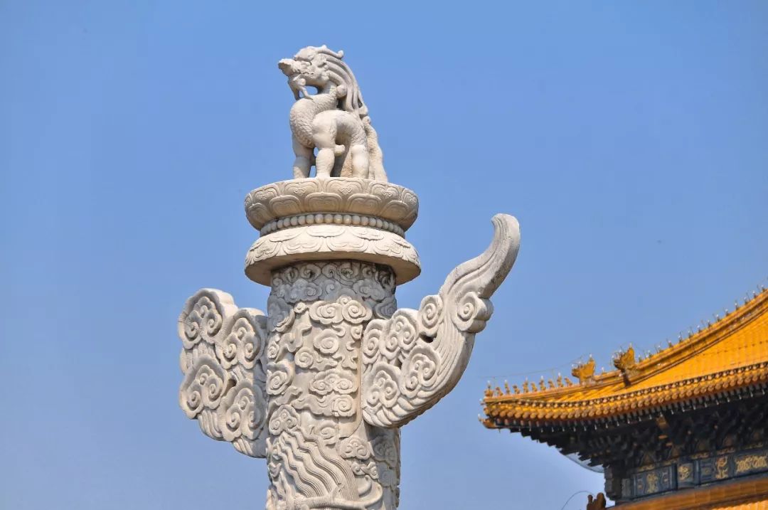 其次,华表上面的神兽都是人们喜欢的吉祥物有着吉