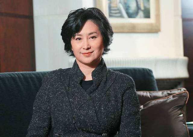 她是香港女首富,和李嘉欣是情敌,56岁仍不婚跟女闺蜜同居10年 皇冠国际娱乐平台