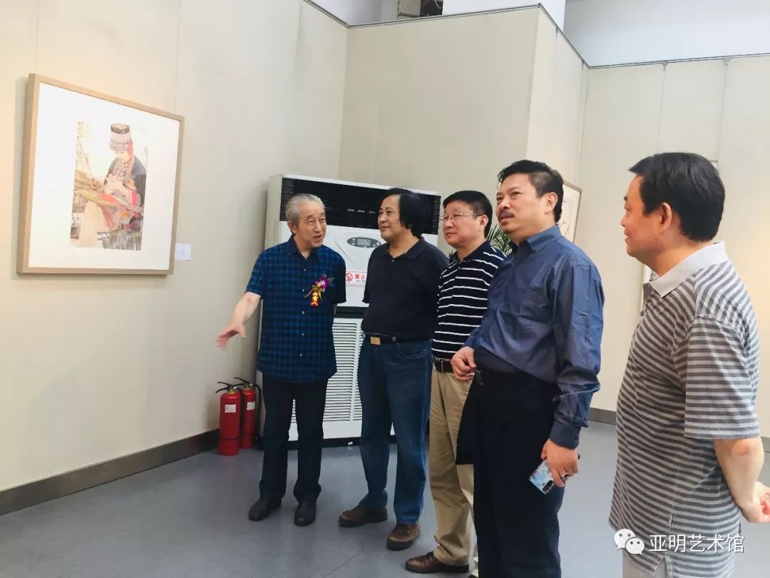 电视台等媒体采访嘉宾合影嘉宾为画展剪彩,从左至右:杨国新,朱秀坤