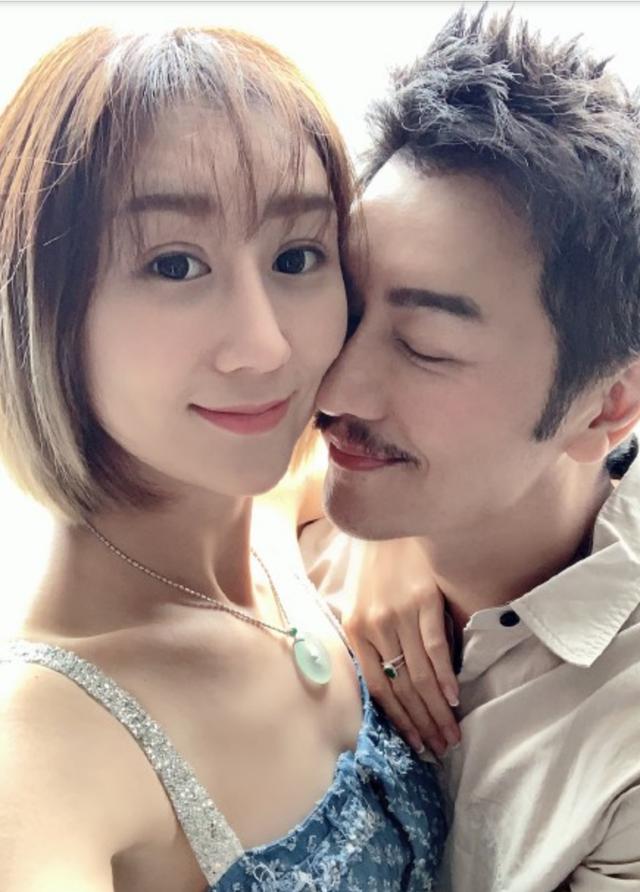 陈浩民与妻子晒合照庆八年婚姻!换了发型的蒋丽莎年轻十岁